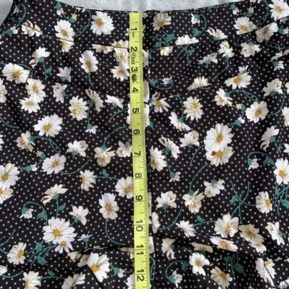 Daisy Floral Ruffle Shorts Polka Dot High Waist‎ Black Junior Size Medium - Picture 7 of 8